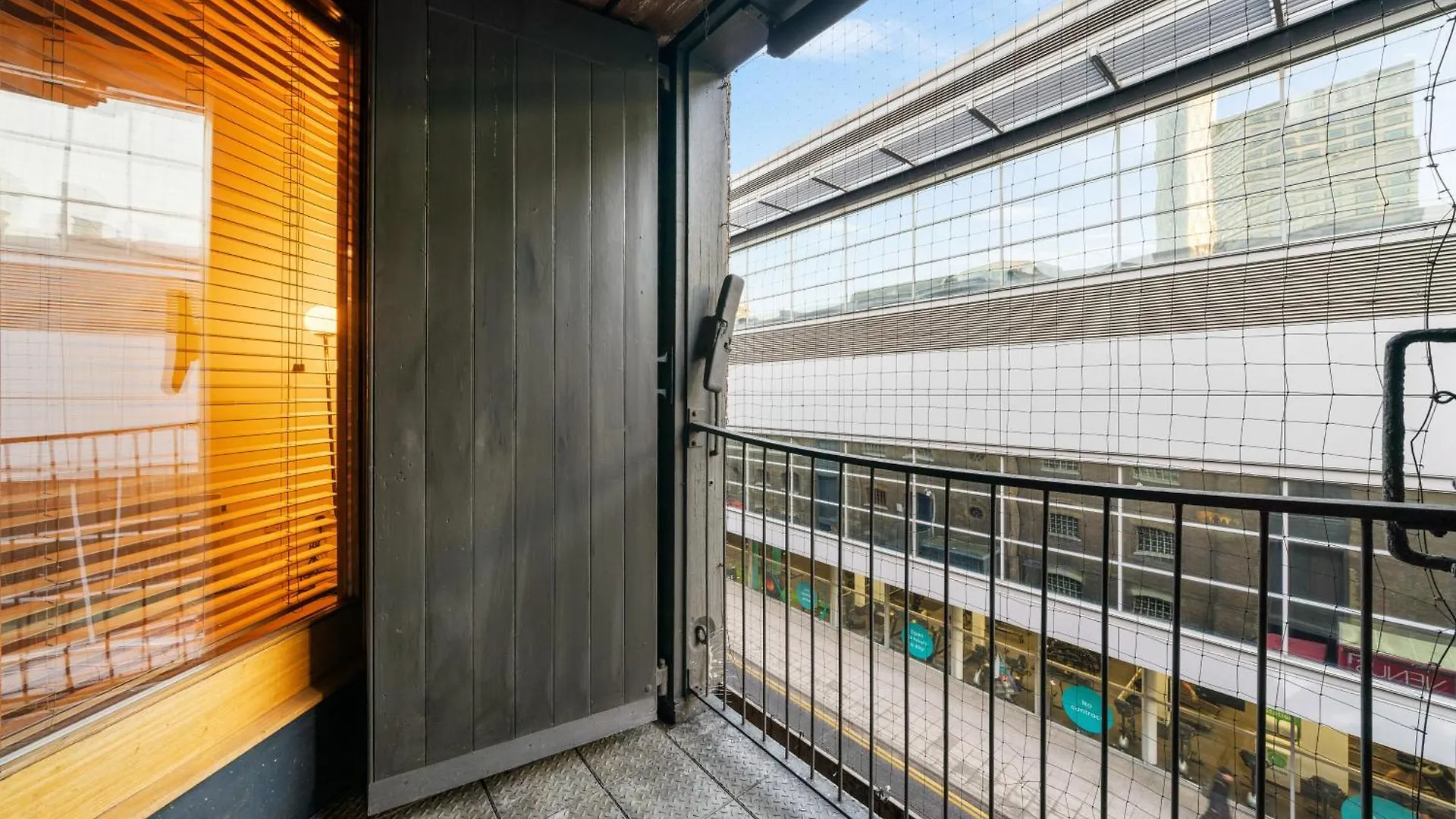 Canary Wharf - Converted Warehouse Apartment Λονδίνο