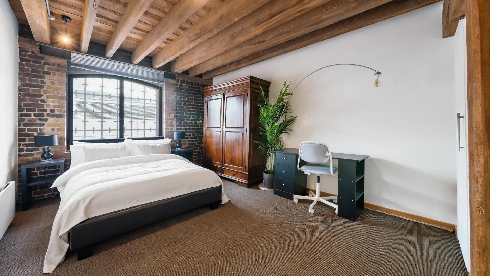 Canary Wharf - Converted Warehouse Apartment Λονδίνο